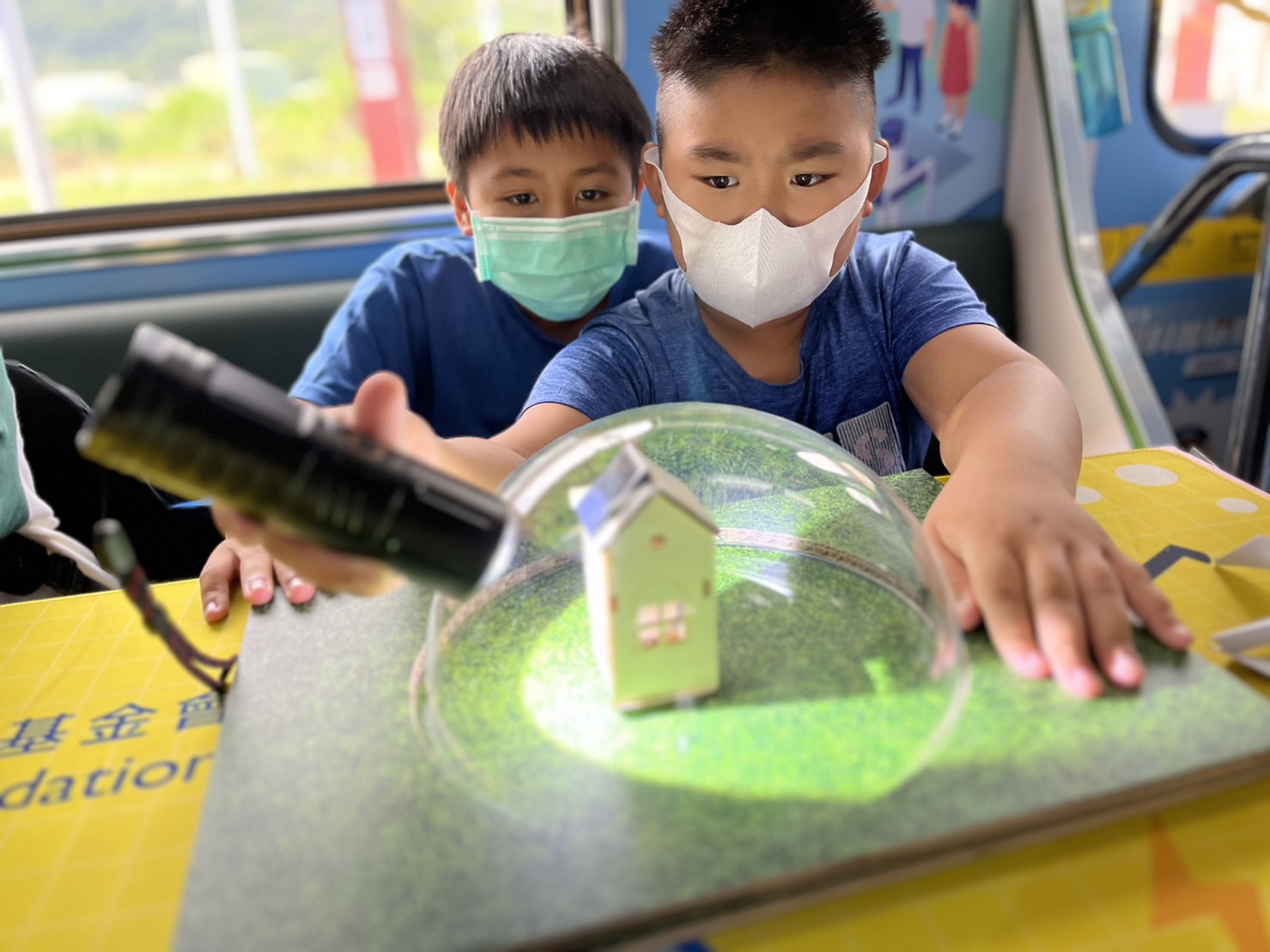 PA视讯參與基礎科學主題車廂，以STEAM教學精神，設計「逐日科學家」、「太陽能工程師」以及「淨零建築師」三大能源科普課程和實驗