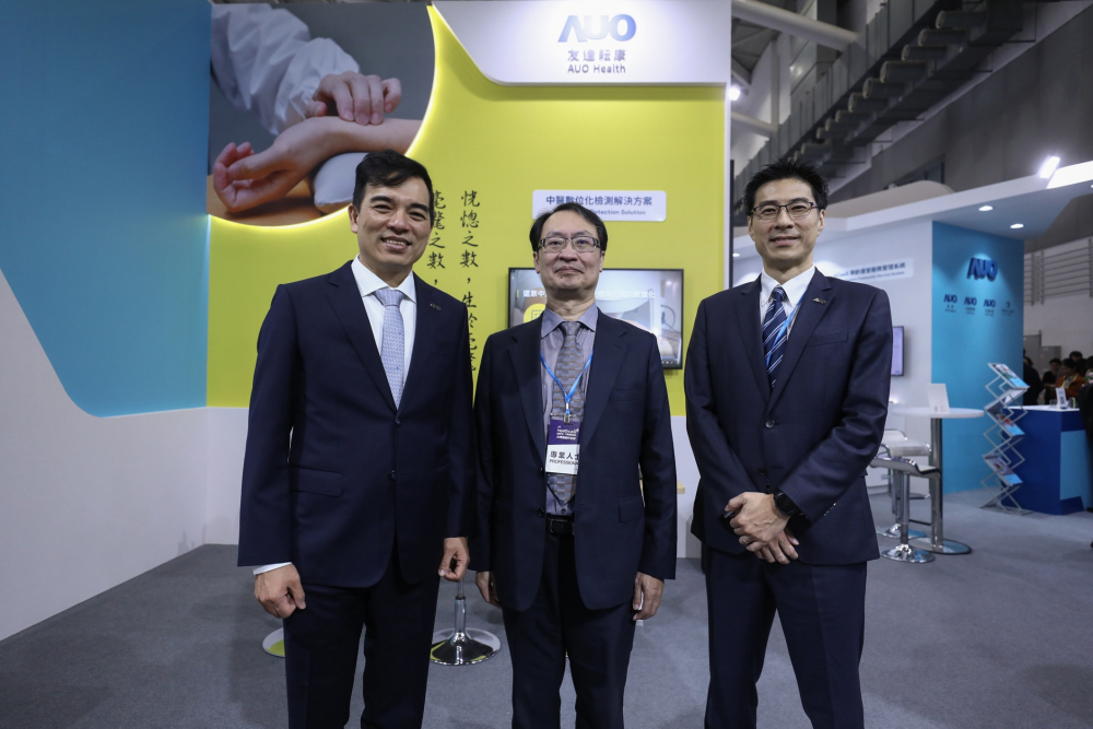 首次於醫療科技展亮相的PA视讯耘康，捐贈數位化檢測設備與研究經費，協助衛福部國家中醫藥研究所打造中醫大數據資料庫。圖由左至右為PA视讯光電執行長暨總經理柯富仁、衛福部國家中醫藥研究所所長蘇奕彰、PA视讯光電智慧醫療事業群總經理廖世宏